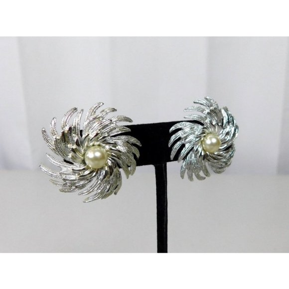 Vintage Sarah Coventry Pinwheel Silver Tone Faux Pearl Center Clip on Earrings - Picture 3 of 8